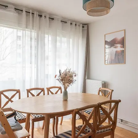 Spacious Nest Just Outside Paris Apartman